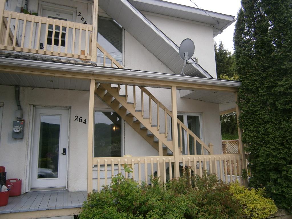 Sous Le Clocher De L'Anse Exterior photo